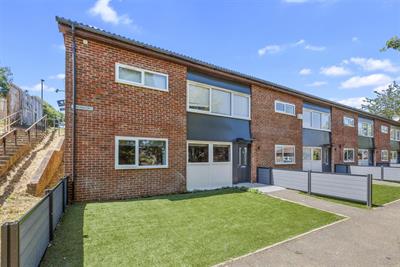 STUNNING GROUND FLOOR MAISONETTE